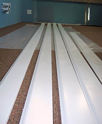 999943_white_baseboards